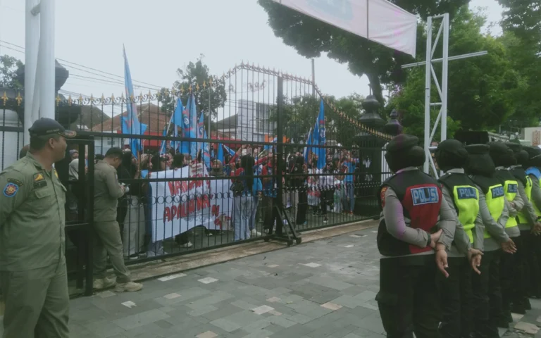 Ratusan buruh yang tergabung dalam Serikat Pekerja Seluruh Indonesia (SPSI) menggelar aksi unik berupa karaoke di depan kantor DPRD Salatiga, Jalan Sukowati, pada Rabu pagi, 11 November 2024.