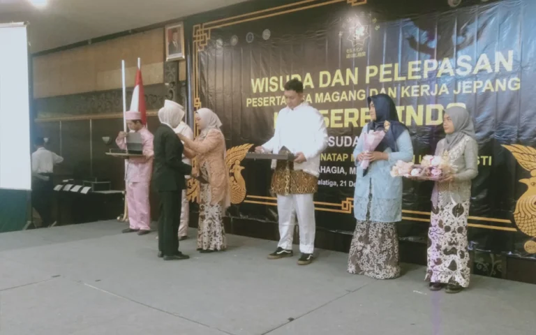 Sebanyak 95 siswa Lembaga Pelatihan Kerja (LPK) Serbaindo Salatiga mengikuti prosesi Wisuda dan Pelepasan Peserta Visa Magang dan Kerja Jepang di Ballroom Laras Asri Salatiga pada Sabtu (21/12/2024). Para peserta yang telah menempuh pendidikan selama 6 bulan di LPK Serbaindo dipersiapkan untuk bekerja di Jepang.