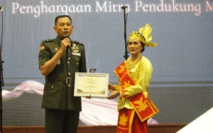 Universitas Kristen Satya Wacana (UKSW) memberikan penghargaan kepada dua mitranya, Dr. (H.C.) Sudhamek dari PT Garudafood dan Mayor Inf. Muhlisin dari Kasdim 0722/Kudus, dalam perayaan Dies Natalis ke-68 di Balairung Universitas, belum lama ini. Acara tersebut berlangsung di Kota Salatiga sebagai bentuk apresiasi atas kontribusi besar keduanya dalam mendukung pengembangan kampus, terutama dalam program Merdeka Belajar Kampus Merdeka (MBKM).