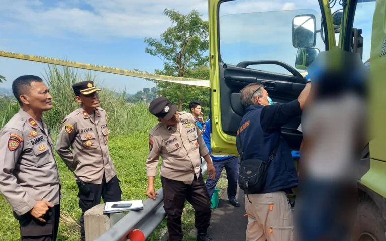 Unit Inafis Polres Semarang melakukan olah TKP sopir truk yang ditemukan gantung diri pada gagang spion di ruas Tol Ungaran, Selasa (10/12/2024). Foto: Humas Polres Semarang