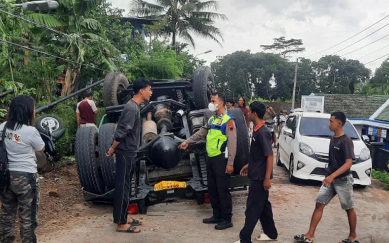 Sebuah truk Hino tanpa muatan terguling setelah menabrak tiga sepeda motor di Jalan Raya Suruh-Karanggede, Minggu (1/12/2024) pukul 10.30 WIB, mengakibatkan satu pengendara motor tewas dan dua lainnya terluka.