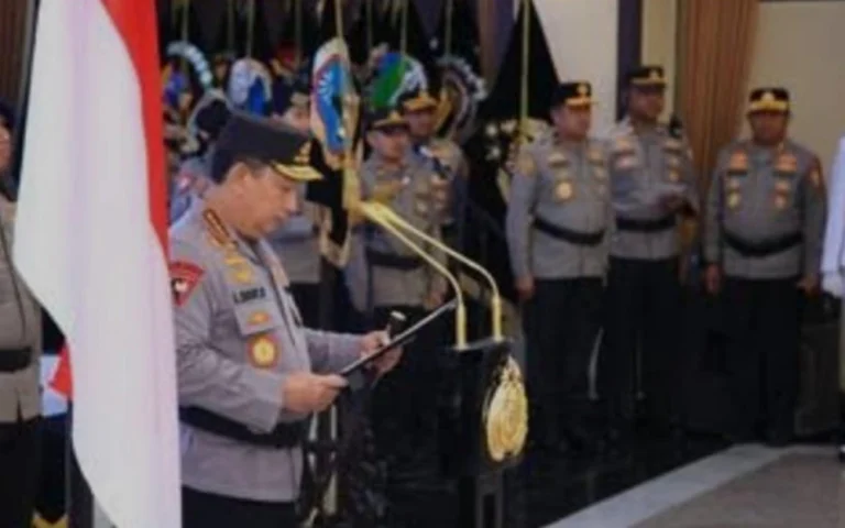 Kapolri Jenderal Listyo Sigit Prabowo melakukan mutasi dan rotasi besar-besaran terhadap 734 Perwira Tinggi (Pati) dan Perwira Menengah (Pamen) di lingkungan Kepolisian Republik Indonesia, yang dituangkan dalam Surat Telegram Kapolri nomor ST/2775/XII/KEP./2024 hingga ST/2778/XII/KEP./2024 pada 29 Desember 2024