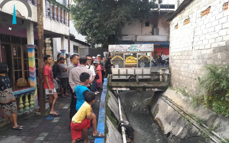 Warga Jalan Sonotirta, Kelurahan Kutowinangun Lor, Kecamatan Tingkir, Kota Salatiga, digegerkan dengan penemuan mayat Parjan (75), warga Manggihan, Kecamatan Getasan, Kabupaten Semarang, yang ditemukan tewas dalam posisi jongkok berpegangan paralon di tepi sungai pada Senin (23/12/2024) pagi.