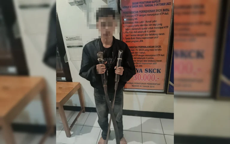 Aksi heroik terjadi ketika pengemudi mobil Honda Stream bersama temannya mengejar gerombolan pemotor bersenjata tajam di Alun-Alun Tambakboyo, Kecamatan Ambarawa, Kabupaten Semarang, pada Selasa (7/1/2025) dini hari.
