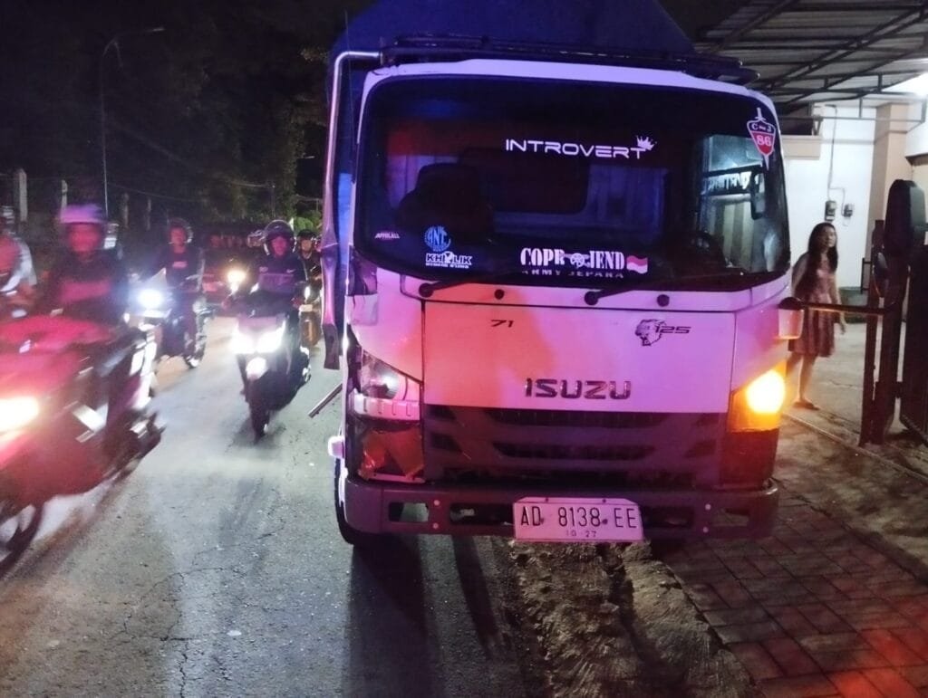 Joko Sugito (50), warga Widosari, Brumbungan, Semarang Tengah, meninggal dunia setelah mengalami kecelakaan lalu lintas di Jalan Diponegoro Salatiga, dekat Roncalli, pada Rabu (29/1/2025) petang. Kecelakaan melibatkan truk Isuzu NMR 71T HD 5.8 dengan nomor polisi AD-8138-EE yang dikendarai Danang Sutha Wijaya (30), warga Promasan Kumpulrejo Argomulyo Kota Salatiga, dan sepeda motor Honda Supra dengan nomor polisi H-5146-ZH yang dikendarai korban.