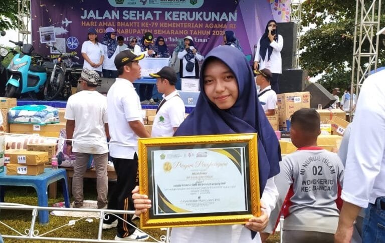 Athaya Khansa, siswi kelas VIII A SMP IT Izzatul Islam Getasan, berhasil meraih Juara 1 Peserta Didik Berprestasi Jenjang SMP Tingkat Kabupaten Semarang dan menerima piagam penghargaan dari Kementerian Agama Kabupaten Semarang di Stadion NU Wonokerto, Kecamatan Bancak, pada Sabtu (11/01/2025) dalam rangkaian acara Jalan Sehat Kerukunan memperingati Hari Amal Bhakti (HAB).