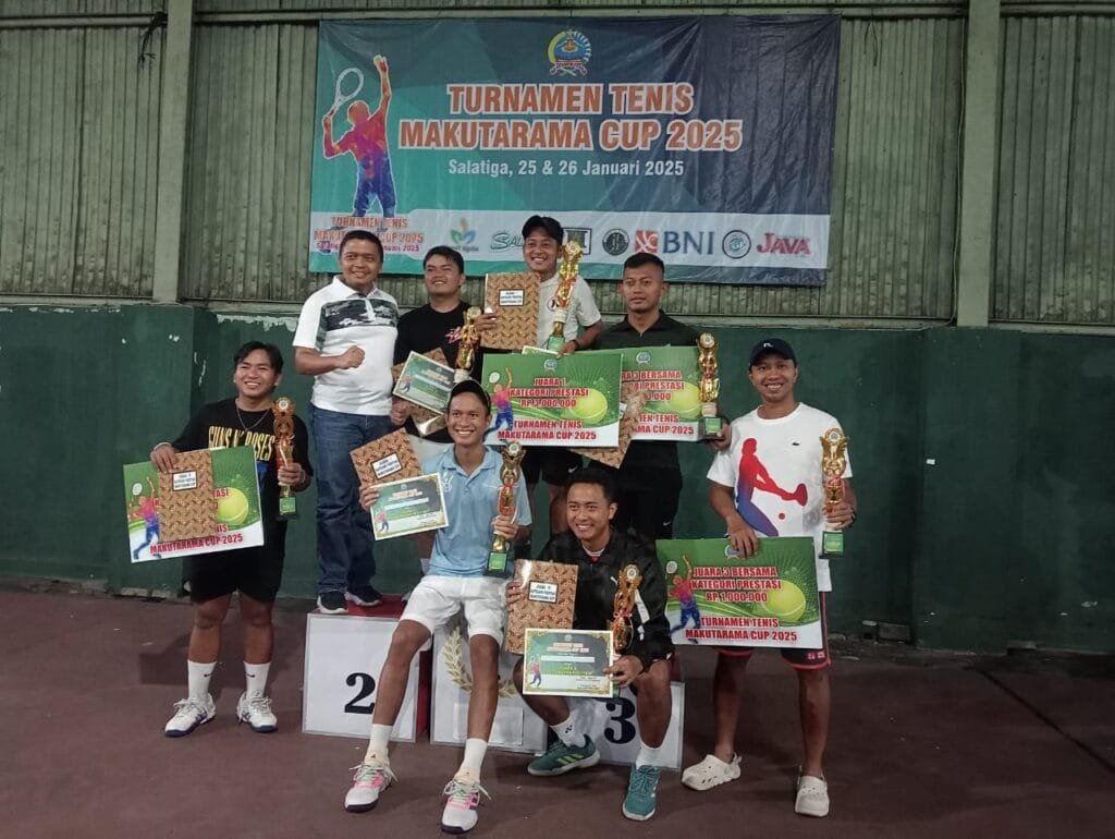 Pasangan atlet tenis muda berbakat asal Salatiga, Andro Dewantara dan Irawan, berhasil menjuarai Turnamen Makutarama Cup 2025 Kategori Prestasi setelah mengalahkan pasangan M Akba dan Reza Pahlevi di laga final yang berlangsung di Gedung Tennis Indoor Kridanggo pada Minggu (26/1/2025).