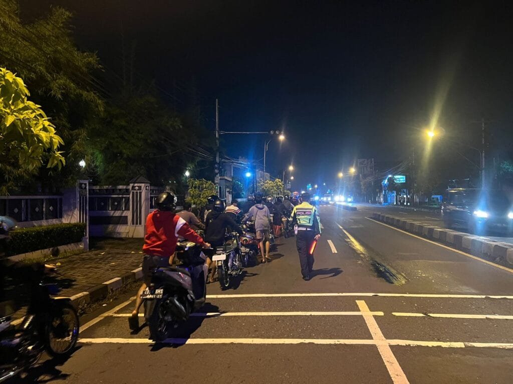 Sat Lantas Polres Semarang menertibkan balapan liar yang sering mengganggu ketertiban di Kabupaten Semarang, dengan mengamankan 89 sepeda motor dalam operasi yang dilakukan pada Minggu dini hari (26/1/2025) di Jalan Diponegoro, Ungaran.