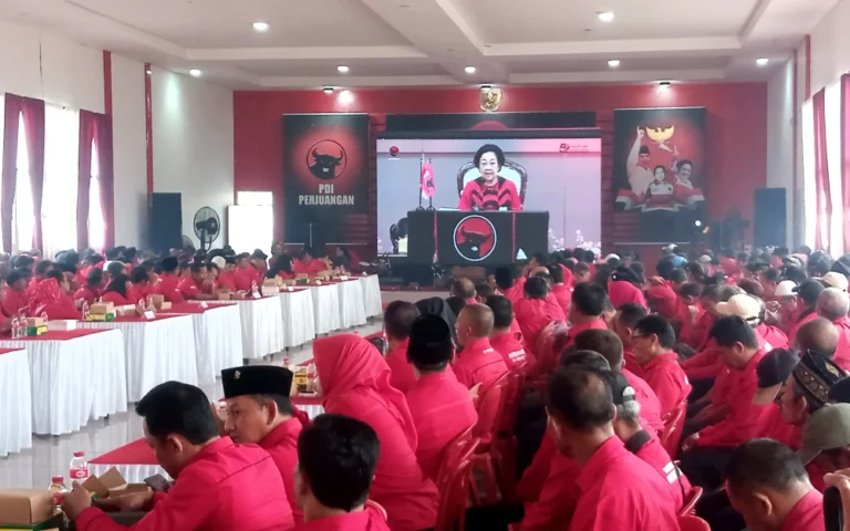Ketua DPC PDIP Kabupaten Semarang, Ngesti Nugraha, menyatakan dukungan partainya untuk Megawati Soekarnoputri kembali menjadi Ketua Umum PDI Perjuangan pada periode 2025-2030. Pernyataan ini disampaikan di Kantor DPC PDIP Kabupaten Semarang pada Jumat sore (10/1/2025) usai peringatan HUT ke-52 PDIP.
