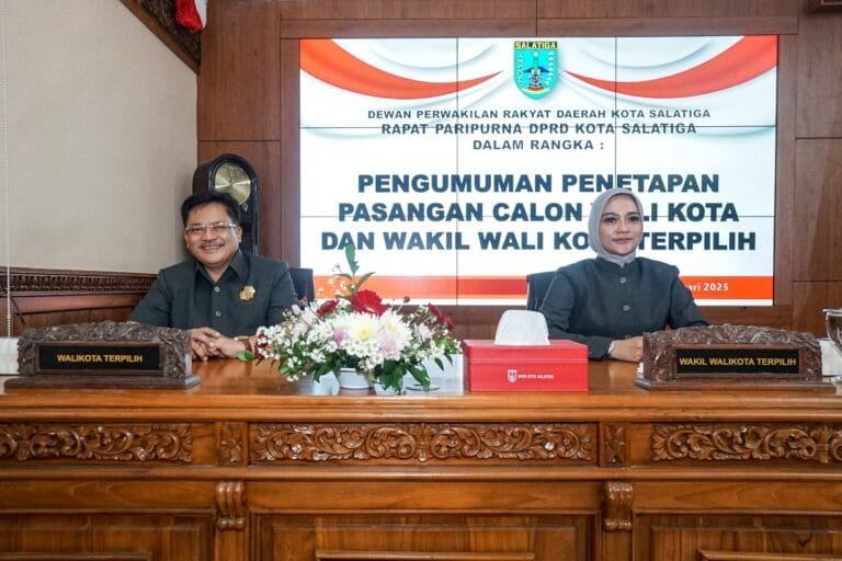 DPRD Kota Salatiga menetapkan pasangan dr. Robby Hernawan dan Nina Agustin sebagai Wali Kota dan Wakil Wali Kota Salatiga terpilih 2025 dalam rapat paripurna di DPRD Kota Salatiga pada Kamis (16/1/2025). Ketua DPRD Kota Salatiga, Dance Ishak Palit, menjelaskan bahwa penetapan ini dilakukan setelah pasangan terpilih ditetapkan oleh KPU, dengan langkah selanjutnya berupa pengiriman berita acara ke Kementerian Dalam Negeri.