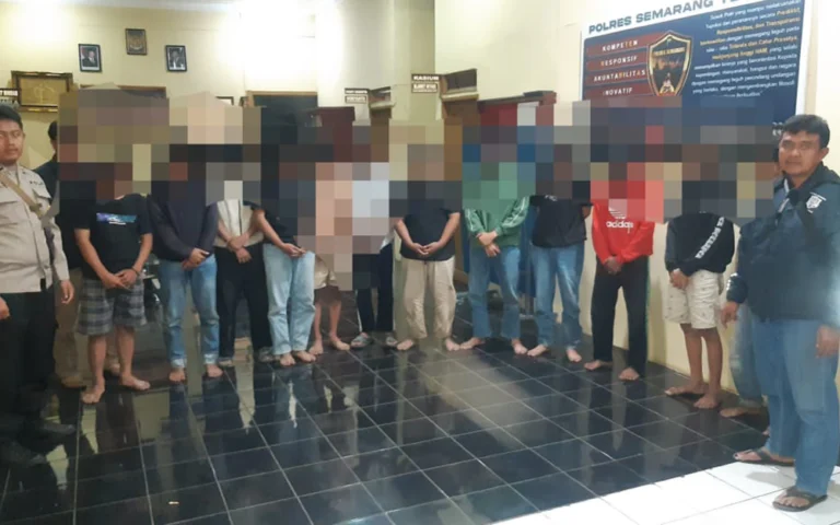 Penangkapan 12 pelaku penyerangan menggunakan senjata tajam di Bandungan, Jumat (3/1/2025), mengejutkan banyak pihak, terutama kalangan pendidik di Salatiga, karena mayoritas pelaku diketahui adalah pelajar dari dua SMP dan SMK di Salatiga.