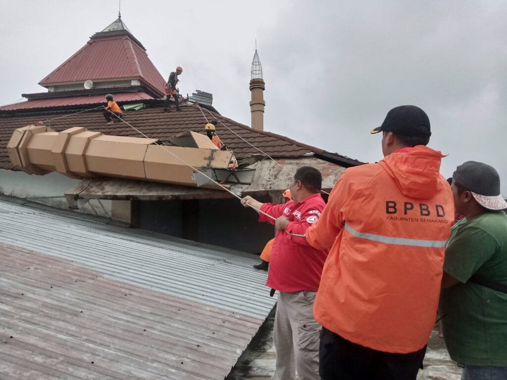 Angin kencang yang melanda wilayah Kabupaten Semarang pada Kamis (30/1/2025) menyebabkan menara penghias di bagian timur-utara Masjid Al Mabrur Ungaran roboh. Peristiwa ini terjadi sekitar pukul 05.00 WIB