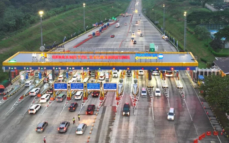 Dua gerbang tol utama di Trans Jawa, yaitu Gerbang Tol Cikampek Utama yang dikelola oleh PT Jasamarga Transjawa Tol (JTT) dan Gerbang Tol Kalikangkung yang dikelola oleh PT Jasamarga Semarang Batang, sukses melayani ratusan ribu kendaraan selama periode libur Natal 2024 dan Tahun Baru 2025 (18 Desember 2024 - 5 Januari 2025).