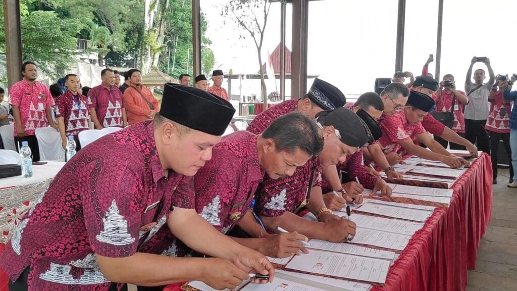 Sebanyak sepuluh kepala desa dari Paguyuban Kepala Desa 'Hamong Projo' se-Kecamatan Banyubiru menandatangani perjanjian kerja sama di bidang hukum perdata dan tata usaha negara (Datun) dengan Kejaksaan Negeri Kabupaten Semarang di anjungan Obyek Wisata Bukit Cinta, Desa Kebondowo, Banyubiru, pada Kamis sore (23/1/2025).