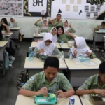 Dinas Pendidikan Kota Salatiga belum melaksanakan distribusi Makan Bergizi Gratis (MBG) yang dijadwalkan dimulai Senin (6/1/2025) karena masih menunggu petunjuk teknis pelaksanaan. Kepala Dinas Pendidikan Salatiga, Nunuk Dartini, menjelaskan bahwa mereka belum menerima perintah resmi dan petunjuk teknis terkait program tersebut.