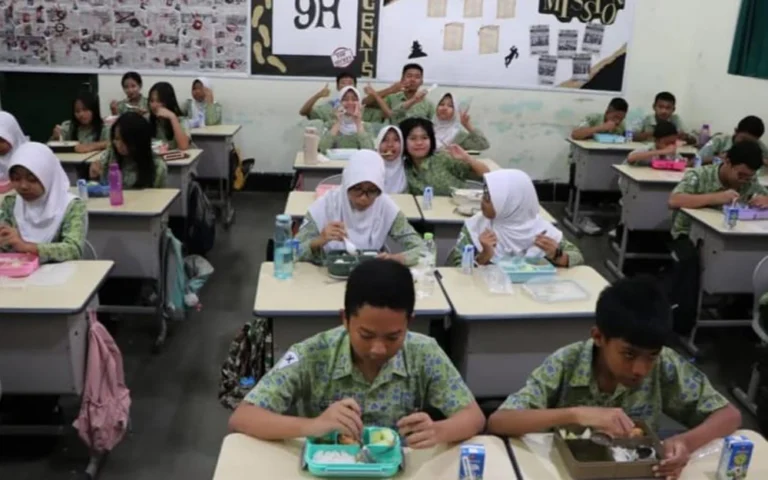 Dinas Pendidikan Kota Salatiga belum melaksanakan distribusi Makan Bergizi Gratis (MBG) yang dijadwalkan dimulai Senin (6/1/2025) karena masih menunggu petunjuk teknis pelaksanaan. Kepala Dinas Pendidikan Salatiga, Nunuk Dartini, menjelaskan bahwa mereka belum menerima perintah resmi dan petunjuk teknis terkait program tersebut.