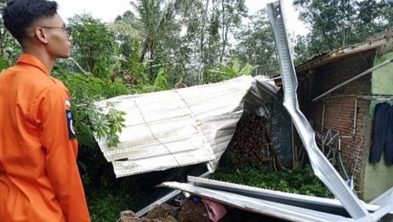 Musibah angin puting beliung menerjang wilayah Randuacir, Kecamatan Argomulyo, Kota Salatiga, pada Minggu (12/1/2025) pukul 12.50 WIB, menyebabkan kerusakan seperti atap rumah beterbangan dan pohon tumbang.