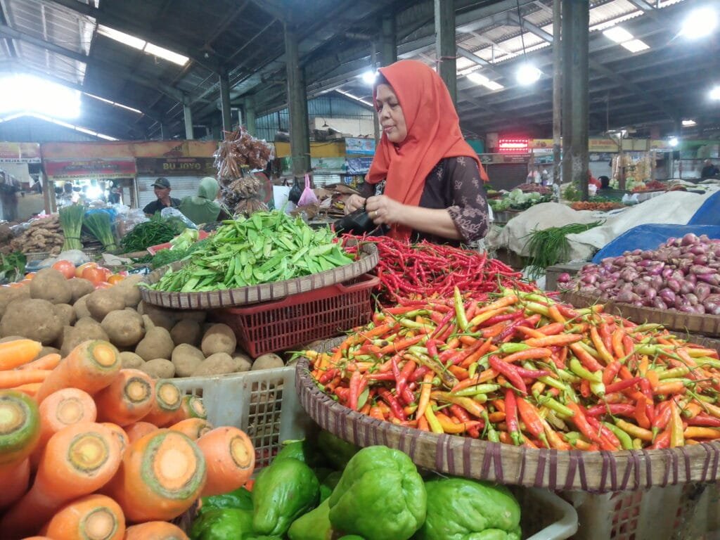 Harga cabai rawit merah di Pasar Bandarjo Ungaran melonjak tajam hingga Rp100.000 per kilogram, menurut Kartinah (63), seorang pedagang sayur di pasar tersebut. Kenaikan harga ini terjadi sejak seminggu terakhir, dan pasar Bandarjo, Ungaran, menjadi salah satu lokasi terdampak pada Kamis (16/1/2025).