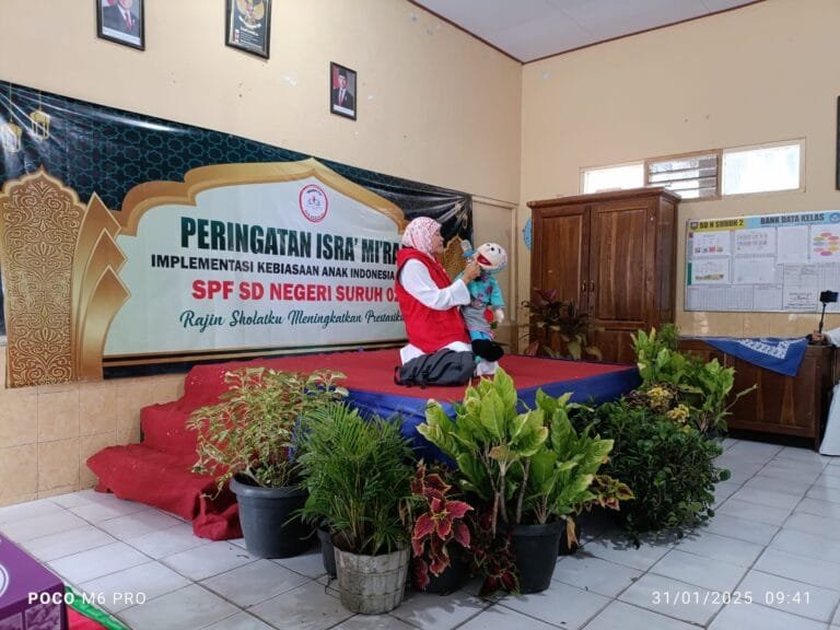 Peringatan Isra Mi'raj Nabi Muhammad SAW 1446 H di lingkungan UPTD SPF SD Negeri Suruh 02, Kecamatan Suruh, Kabupaten Semarang, Jumat (31/1/2025), terasa berbeda dari tahun-tahun sebelumnya. Biasanya, acara ini diisi dengan pengajian atau siraman rohani dari kyai atau tokoh agama setempat, namun kali ini sekolah yang dipimpin oleh Indah Fitriana, M.Pd., mencoba suasana baru dengan mendatangkan Bunda Siti dari Kampung Dongeng Salatiga.