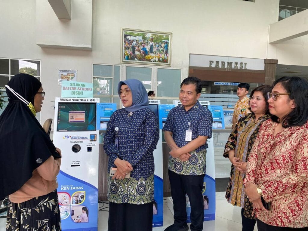 Dalam rangka memastikan pelayanan kesehatan Program Jaminan Kesehatan Nasional (JKN) di wilayah Kabupaten Semarang telah berjalan dengan optimal, Direktur Jaminan Pelayanan Kesehatan (Dirjampelkes) BPJS Kesehatan, Lily Kresnowati melakukan kunjungan di Rumah Sakit Ken Saras Ungaran, Selasa (21/01).