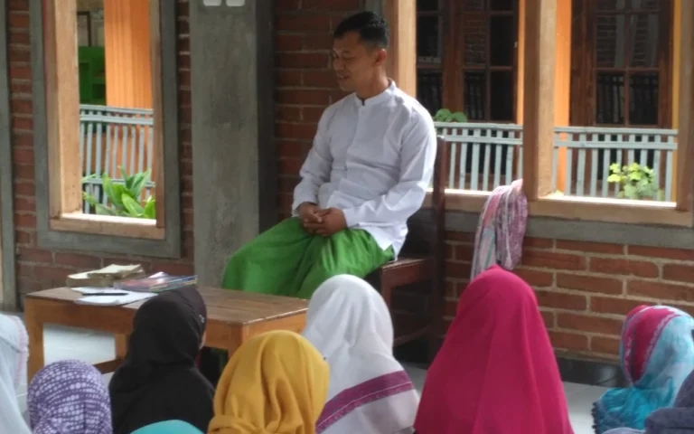 Ipda Bakti Nurcahyo, anggota polisi Polres Salatiga, menunda naik haji untuk membangun Taman Pendidikan Al-Quran (TPA) demi meningkatkan pendidikan agama di lingkungannya. Bersama istrinya, ia rela menggunakan tabungan hajinya untuk mendirikan TPA Prabu Kresna di Dusun Congol, Desa Medayu, Kecamatan Suruh, Kabupaten Semarang, Jawa Tengah.