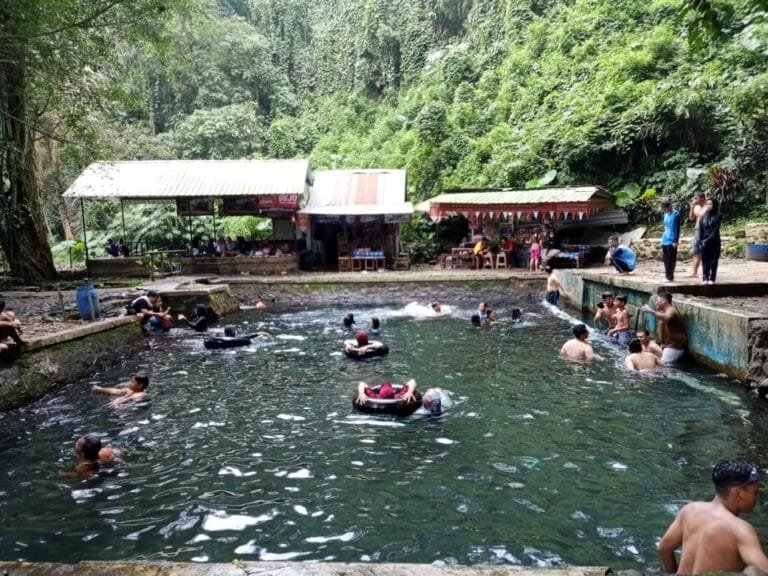 Objek wisata air Umbul Senjoyo di Desa Tegalwaton, Kecamatan Tengaran, Kabupaten Semarang, Jawa Tengah, ramai dikunjungi selama libur panjang Isra Mi'raj dan Imlek. Pengunjung memilih lokasi ini karena tidak dikenakan biaya tiket masuk, hanya membayar Rp 5.000 untuk menikmati wahana air.