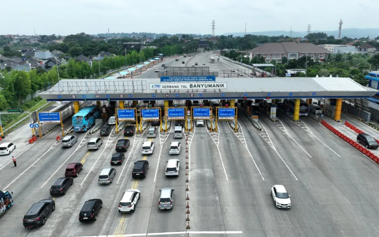 Pada periode libur Tahun Baru 2025 (01-02/01), PT Jasamarga Transjawa Tol mencatat sebanyak 86.107 kendaraan masuk dari Wilayah Timur Trans Jawa melalui Gerbang Tol (GT) Cikampek Utama, mengalami kenaikan 71,07% dibandingkan lalu lintas normal.