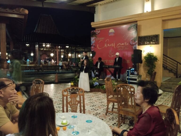 Laras Asri Resort & Spa Salatiga menggelar berbagai acara hiburan untuk merayakan malam pergantian tahun baru 2025, seperti gala dinner, opera Java, Drag Show Suzzaravina, penampilan band ambyar, dan pesta kembang api, yang dihadiri oleh ratusan tamu hotel dan pengunjung umum dari berbagai daerah.