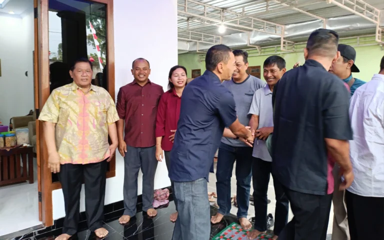 Tradisi open house atau silaturahmi seperti momen Lebaran digelar setiap tanggal 1 Januari di Dusun Tugu, Desa Bener, Kecamatan Tengaran, Kabupaten Semarang, Jawa Tengah, oleh sedikitnya 274 kepala keluarga di empat RT di RW 4.
