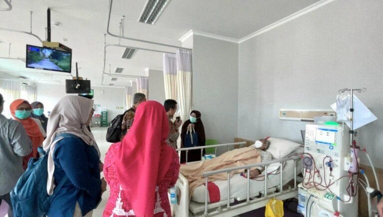 Program Jaminan Kesehatan Nasional (JKN) adalah inisiatif pemerintah yang memberikan akses pelayanan kesehatan kepada seluruh masyarakat Indonesia sejak 2014, termasuk jaminan untuk pengobatan penyakit berat seperti cuci darah bagi pasien gagal ginjal.