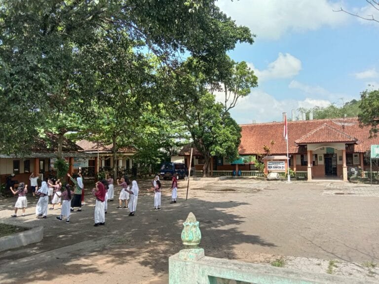Pemerintah Kabupaten Semarang segera merealisasikan relokasi SDN 1 Bawen yang terdampak pembangunan Jalan Tol Yogyakarta-Bawen Seksi 6 Ambarawa-Bawen. Relokasi ini akan dilakukan di lahan seluas 2.953 meter persegi yang terletak di Tegalrejo, Kelurahan Bawen, yang hanya berjarak sekitar 100 meter dari lokasi sekolah lama.