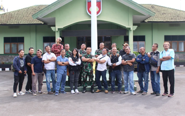 Program Makan Bergizi Gratis (MBG) akan dilaksanakan di Kota Salatiga dan Kabupaten Semarang oleh Kodim 0714/Salatiga sebagai bagian dari program pemerintah Presiden Prabowo Subianto. Komandan Kodim 0714/Salatiga, Letkol Inf Guvta Alugoro Koedoes, mengonfirmasi kesiapan pelaksanaan program ini dalam pertemuan dengan wartawan di Ruang Rapat Kodim 0714/Salatiga, Kamis (9/1/2025).