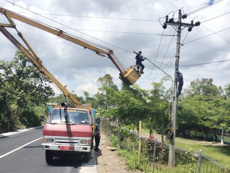Pemerintah Kabupaten Semarang mulai memasang lampu penerangan jalan umum (PJU) di tanjakan Ujung-ujung, Kecamatan Pabelan, Kabupaten Semarang, pada Senin (6/1/2025), guna meningkatkan keamanan dan kenyamanan pengguna jalan setelah perbaikan tanjakan tersebut.