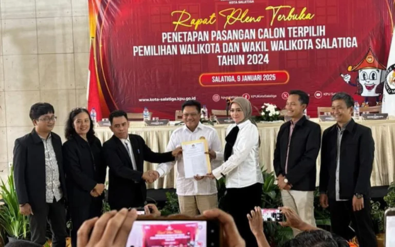 Komisi Pemilihan Umum (KPU) Kota Salatiga menetapkan dr. Robby Hernawan dan Nina Agustin sebagai Wali Kota dan Wakil Wali Kota Salatiga terpilih pada Kamis (9/1/2025) melalui sidang pleno di Kayu Arum Resort, Kota Salatiga. Penetapan ini dilakukan berdasarkan surat dari Mahkamah Konstitusi dan arahan KPU RI setelah memastikan tidak ada sengketa terkait Pilwalkot 2024.