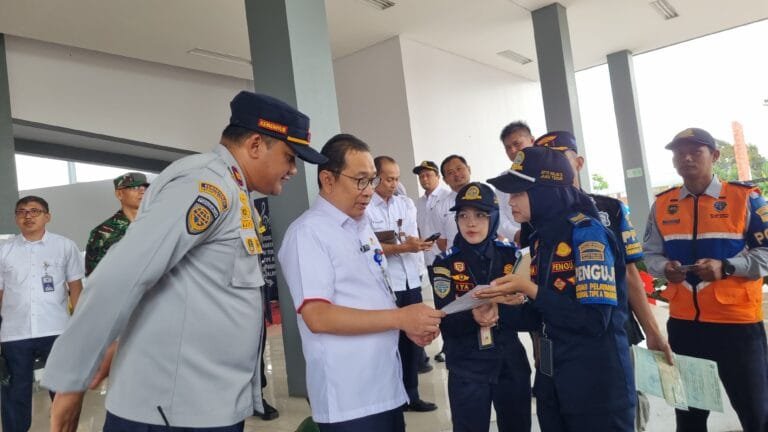 Inspektur Jenderal Kementerian Perhubungan, Ir. Arif Toha Tjahjagama DEA.QRGP.CGRE, melakukan kunjungan dan monitoring Angkutan Nataru di Terminal Tipe A Tingkir Salatiga pada Selasa, 31 Desember 2024.