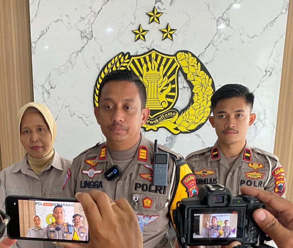 Polres Semarang mengantisipasi kepadatan arus lalu lintas menjelang libur panjang cuti bersama perayaan Isra Mikraj 1446 H dan Tahun Baru Imlek 2576 Kongzili dengan menyiagakan personel Sat Lantas di jalur utama, arteri, dan jalur tol. Kasat Lantas Polres Semarang, AKP Lingga Ramadhani, mengungkapkan bahwa pihaknya akan memantau dan melakukan patroli, serta rekayasa lalu lintas jika diperlukan, terutama di simpang tiga Bawen dan rest area.