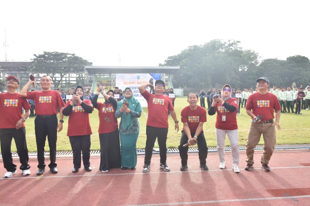 Pekan Olahraga Pelajar Daerah (Popda) Kota Salatiga 2025 resmi dibuka oleh Pj Wali Kota Yasip Khasani dengan pelepasan burung merpati pada Rabu (12/2/2025). Sebanyak 3.000 atlet akan berkompetisi dalam 22 cabang olahraga di 11 arena yang tersebar di seluruh Kota Salatiga. Yasip menekankan bahwa ajang ini menjadi wadah bagi atlet muda untuk mengasah kemampuan mereka serta sebagai persiapan menghadapi ajang tingkat provinsi, Porprov 2026, di mana Salatiga menjadi salah satu tuan rumah.