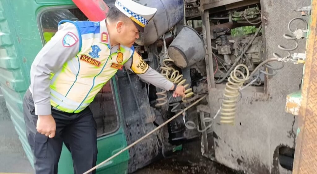 Truk kontainer bermuatan 17 ton tepung terguling di Jalan Lingkar Salatiga (JLS) Argomulyo, tepatnya di depan Gudang Rokok Jarum, pada Kamis (20/2/2025) pagi. Insiden ini melibatkan truk bernopol H8683QA yang dikemudikan Warno, warga Kaliwungu Kendal, saat melaju dari Solo menuju Semarang.