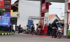 Pasca penahanan tujuh tersangka oleh Kejaksaan Agung terkait dugaan korupsi tata kelola minyak di PT Pertamina pada Senin (24/2/2025), muncul opini masyarakat mengenai kualitas BBM di SPBU Pertamina, khususnya terkait isu bahwa Pertamax adalah hasil blending dari Pertalite. P