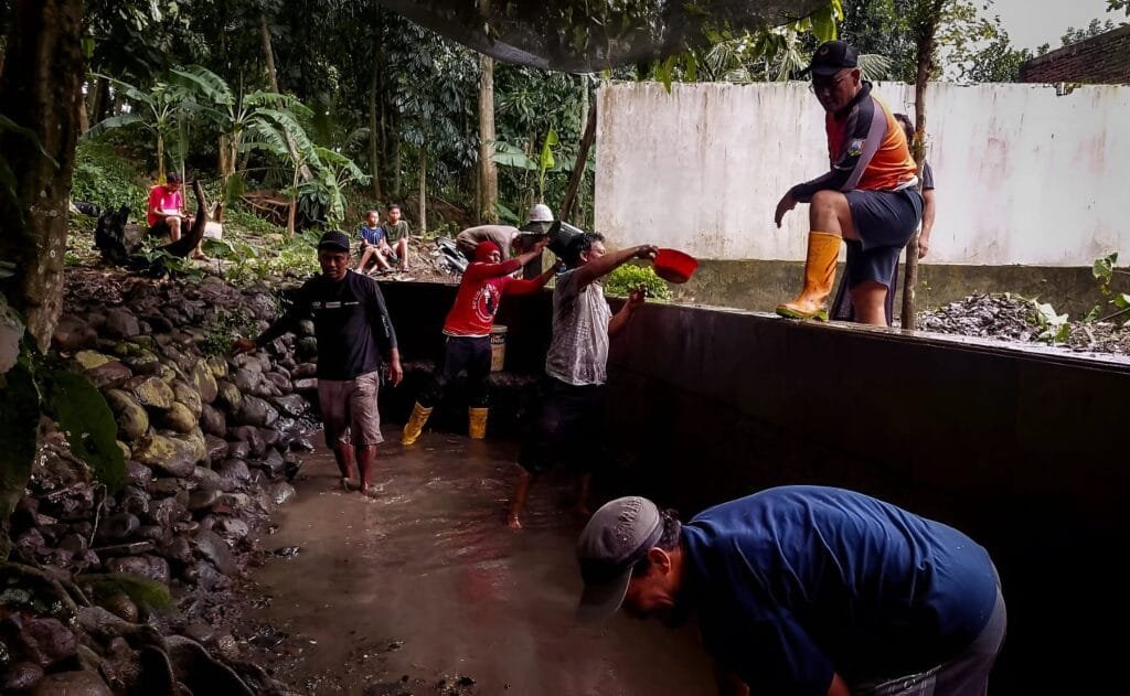 Komunitas Peduli Hutan dan Mata Air bersama Paguyuban Among Budoyo Kabupaten Semarang menggelar aksi bersih-bersih di sumber mata air Sendang Kalipancur, Desa Gedanganak, Kecamatan Ungaran Timur, Kabupaten Semarang, pada Minggu (2/2/2025).