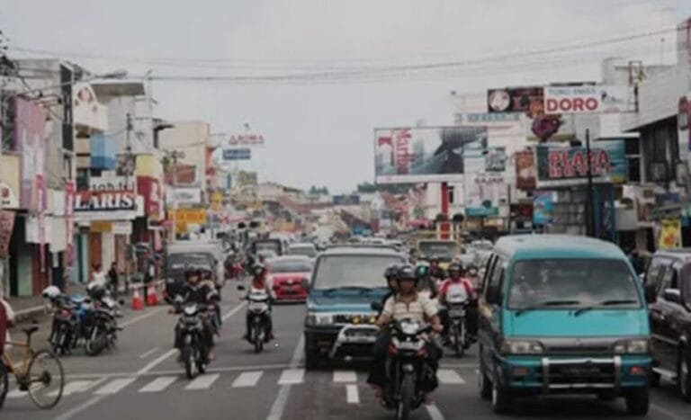 Dinas Perhubungan (Dishub) Kota Salatiga akan menerapkan rekayasa arus lalu lintas dengan menjadikan Jalan Jenderal Sudirman satu arah, dari simpang 3 Reksa hingga simpang 3 Jalan Ahmad Yani, yang akan ditetapkan melalui Surat Keputusan Wali Kota Salatiga.