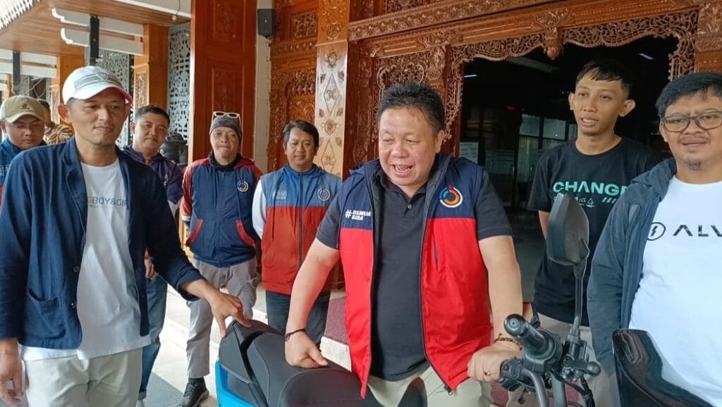 Untuk mendukung Salatiga dalam mewujudkan visi sebagai kota hijau yang ramah lingkungan, Jeggboy & Girl, operator ojek lokal, mulai beralih ke penggunaan sepeda motor listrik dalam layanan mereka. Sri Sahono, pengelola Jeggboy & Girl, mengungkapkan bahwa dari 350 anggota, saat ini sudah ada puluhan pengemudi yang beralih ke motor listrik, berkat dorongan dari manajemen.