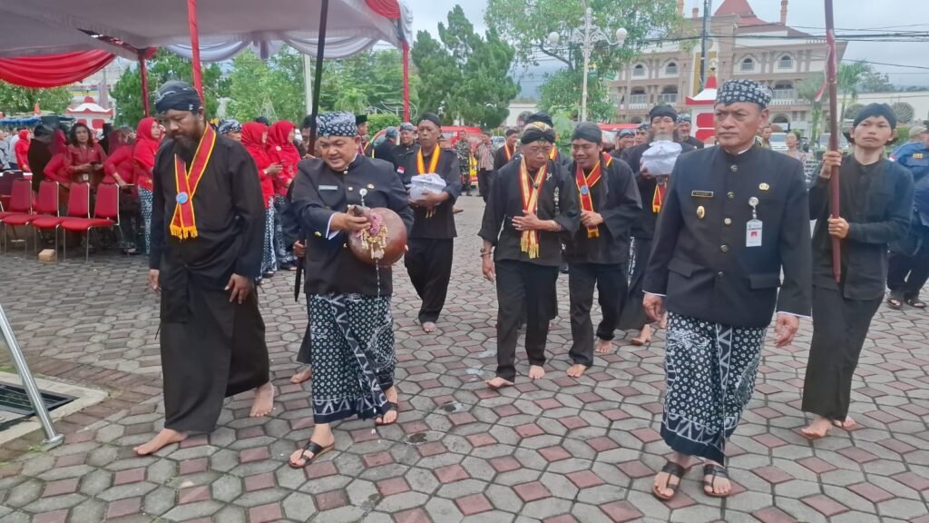 Penundaan Dana Bagi Hasil Pajak dan Dana Alokasi Umum (DAU) sebesar Rp 38 miliar akibat kebijakan efisiensi anggaran dari pemerintah pusat berdampak pada Pemerintah Kabupaten Semarang. Sekretaris Daerah Kabupaten Semarang, Djarot Supriyoto, menyatakan bahwa pihaknya sedang menginventarisasi kegiatan yang dapat ditangguhkan sambil menunggu arahan dari Kemendagri.