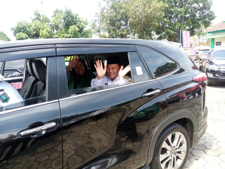 Wakil Bupati Semarang, Basari, menjalankan tugas terakhirnya pada Rabu (19/2/2025) dengan menghadiri pembukaan Tentara Manunggal Membangun Desa (TMMD) di Lapangan Tawang, Kecamatan Susukan, Kabupaten Semarang, sebelum kembali ke Rumah Dinas Wakil Bupati di Ungaran.