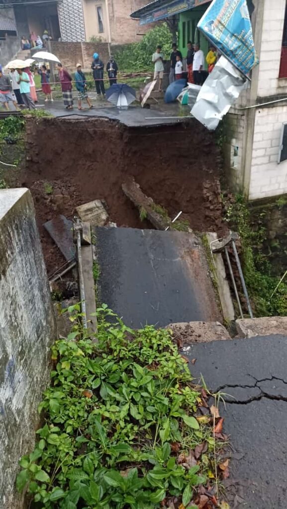 Jembatan di Jalan Salak Winong, Kelurahan Kecandran, Kecamatan Sidomukti, Kota Salatiga, ambrol akibat gerusan hujan deras yang terjadi dalam beberapa hari terakhir. Jembatan yang membentang di tebing setinggi 10 meter ini menghubungkan wilayah Banyuputih Barat, Kelurahan Sidorejo Lor, dengan Winong, Kecandran.