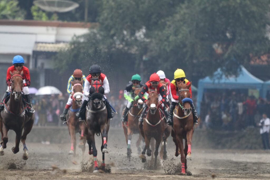 Ribuan orang memadati Gelanggang Pacuan Kuda di Desa Tegalwaton, Kecamatan Tengaran, Kabupaten Semarang, Jawa Tengah, pada Minggu (16/2/2025), untuk menyaksikan kejuaraan pacuan kuda The Race of Rising Stars Jateng Derby 2025.