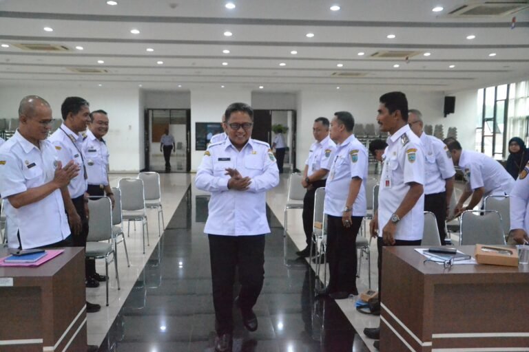 Pemerintah pusat mengeluarkan Instruksi Presiden Nomor 1 Tahun 2025 yang mengatur efisiensi anggaran, termasuk pemangkasan dana transfer ke daerah, yang berdampak pada kegiatan dan pembangunan di Pemerintah Kota Salatiga. Kepala BPKPD Salatiga, Adhi Isnanto, menyatakan bahwa hingga saat ini pihaknya belum melakukan perubahan karena masih menunggu petunjuk teknis dari Kemendagri.