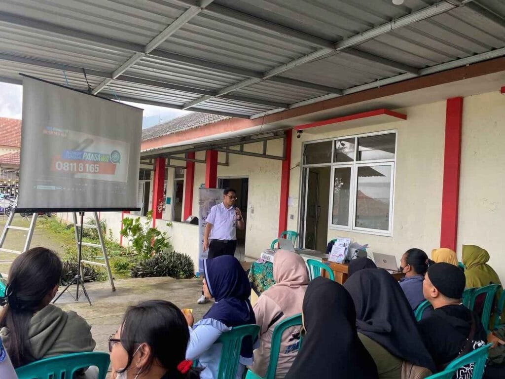 BPJS Kesehatan Cabang Ungaran menghadirkan layanan BPJS Keliling di Puskesmas Sumowono pada Senin (10/02) untuk memperluas pelayanan administrasi Program Jaminan Kesehatan Nasional (JKN). Kepala BPJS Kesehatan Cabang Ungaran, Subkhan, menyatakan bahwa layanan ini bertujuan membantu masyarakat yang kesulitan mengakses kantor BPJS karena jarak yang jauh.