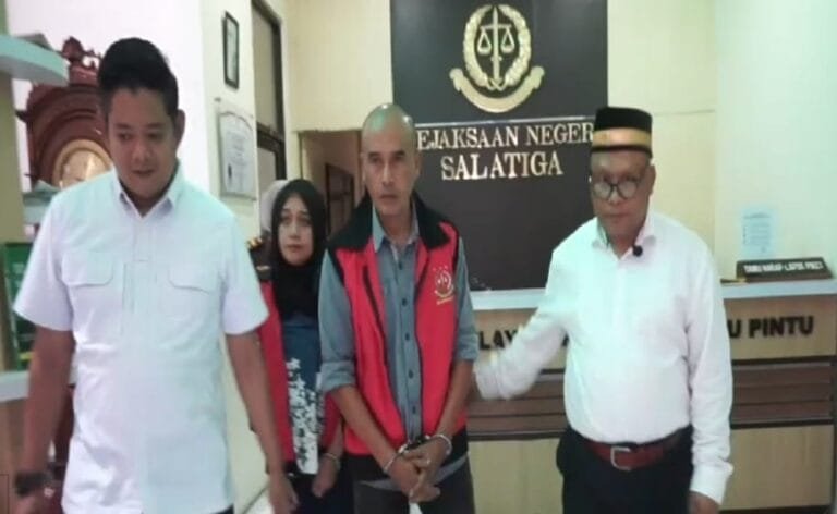 Kejaksaan Negeri (Kejari) Salatiga menetapkan RA, seorang staf Perumda BPR Bank Salatiga, dan mantan suaminya, RDS, sebagai tersangka kasus dugaan korupsi terkait pemberian fasilitas kredit yang merugikan keuangan negara sebesar Rp487.226.250. Penetapan ini diumumkan oleh Kepala Kejari Salatiga, Sukamto, pada Kamis (6/2/2025), dan keduanya langsung ditahan di Rutan Salatiga oleh Penyidik Pidana Khusus (Pidsus)