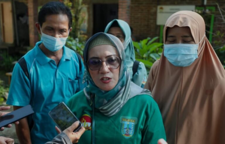 Dinas Pangan dan Pertanian (Dispangtan) Kota Salatiga terus melakukan vaksinasi hewan ternak sebagai upaya pencegahan penyakit kuku dan mulut (PMK) serta lumpy skin disease (LSD) di wilayah tersebut. Berdasarkan data hingga 6 Februari 2025, capaian vaksinasi telah mencapai 241 dosis yang diberikan kepada sapi di Kecamatan Tingkir, Argomulyo, Sidorejo, dan Sidomukti.